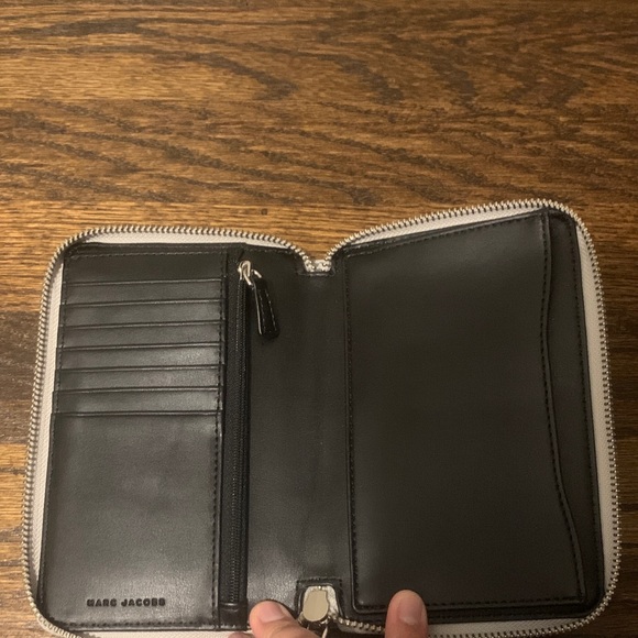 Marc Jacobs Empire City Travel Wallet with Strap light gray - Picture 11 of 16